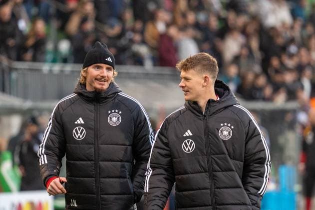Deutschland, Fussball, DFB, Öffentliches Training am 10.11. in Wolfsburg (AOK-Arena): Nick Woltemade (Angriff, Newcastle United) und Alexander Nubel (Tor, VfB Stuttgart) auf dem Weg Autogramme zu schreiben. Copyright: xSvenxHeidmannx