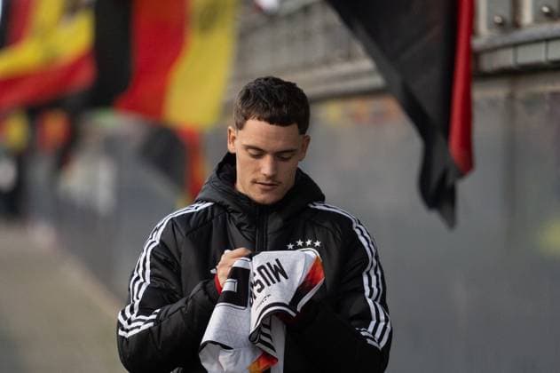 Deutschland, Fussball, DFB, Öffentliches Training am 10.11. in Wolfsburg (AOK-Arena): Florian Wirtz (Mittelfeld, FC Liverpool) schreibt Autogramme Copyright: xSvenxHeidmannx