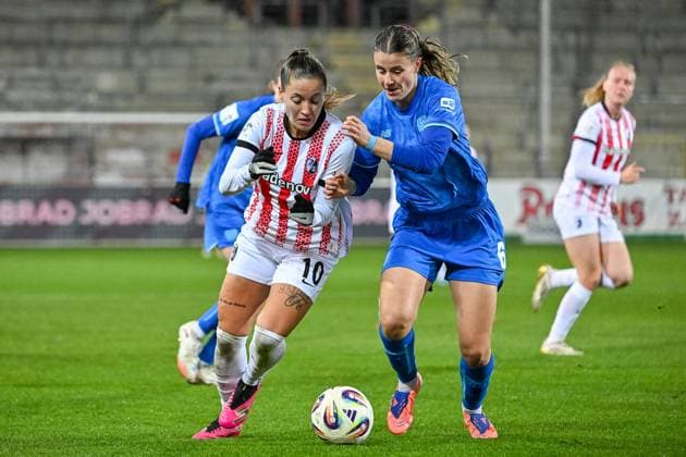 Selina Vobian (SC Freiburg Frauen, 10), Katharina Piljic (Bayer 04 Leverkusen, 06) im Duell um den Ball. GER, SC Freiburg - Bayer 04 Leverkuse, Frauen-Fussball, Google Pixel Frauen-Bundesliga, 10. Spieltag, Saison 2025 2026, 10.11.2025 DFB REGULATIONS PROHIBIT ANY USE OF PHOTOGRAPHS AS IMAGE SEQUENCES AND OR QUASI-VIDEO GER, SC Freiburg - Bayer 04 Leverkuse, Frauen-Fussball, Google Pixel Frauen-Bundesliga, 10. Spieltag, Saison 2025 2026, 10.11.2025 Freiburg Copyright: xEibner-Pressefoto ThomasxHessx EP_THS