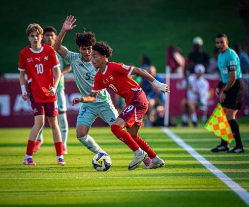 Fussball FIFA U17, U 17 U 17 Weltmeisterschaft Katar 2025 - Schweiz vs Mexiko - Gruppe F Spiel 59: Sandro Wyss (Schweiz, 19) Mladen Mijajlovic (Schweiz, 10) Copyright: xRedhaxHosnixSegganix