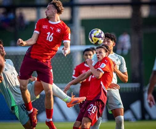 Fussball FIFA U17, U 17 U 17 Weltmeisterschaft Katar 2025 - Schweiz vs Mexiko - Gruppe F Spiel 59: Marco Correia (Schweiz, 16) Jill Stiel (Schweiz, 20) Copyright: xRedhaxHosnixSegganix