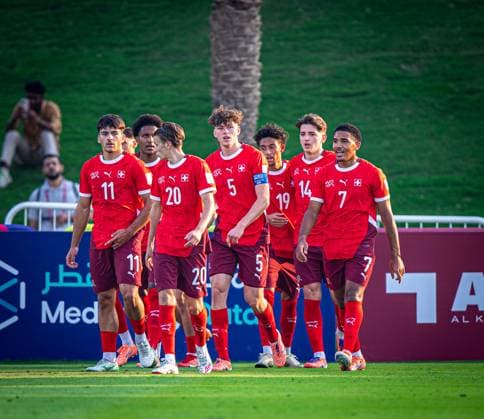 Fussball FIFA U17, U 17 U 17 Weltmeisterschaft Katar 2025 - Schweiz vs Mexiko - Gruppe F Spiel 59: Sandro Wyss (Schweiz, 19) Marco Correia (Schweiz, 16) Mladen Mijajlovic (Schweiz, 10) Nico Lazri (Schweiz, 8) Jill Stiel (Schweiz, 20) Giacomo Koloto (Schweiz, 7) Olivier Mambwa (Schweiz, 3) Gil Zufferey (Schweiz, 5) Theodore Pizarro (Schweiz, 1) Nevio Scherrer (Schweiz, 11) Erblin Sadikaj (Schweiz, 14) Copyright: xRedhaxHosnixSegganix