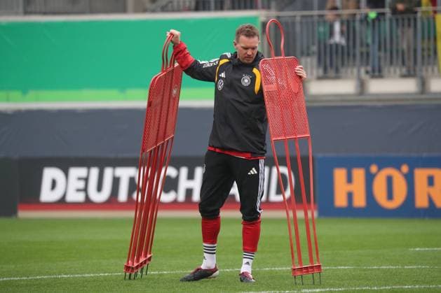 10.11.2025, xgox, Fussball - Deutsche Nationalmannschaft Öffentliches Training emspor, v.l. Julian Nagelsmann (Deutschland, Trainer) (DFL DFB REGULATIONS PROHIBIT ANY USE OF PHOTOGRAPHS as IMAGE SEQUENCES and or QUASI-VIDEO) Wolfsburg