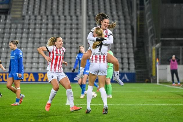 Jubel zum Tor zum 1:1 durch Tessa Blumenberg (SC Freiburg Frauen, 07) mit Lisa Karl (SC Freiburg Frauen, 02), Leela Egli (SC Freiburg Frauen, 20) und Tessa Blumenberg (SC Freiburg Frauen, 07) GER, SC Freiburg - Bayer 04 Leverkuse, Frauen-Fussball, Google Pixel Frauen-Bundesliga, 10. Spieltag, Saison 2025 2026, 10.11.2025 DFB REGULATIONS PROHIBIT ANY USE OF PHOTOGRAPHS AS IMAGE SEQUENCES AND OR QUASI-VIDEO GER, SC Freiburg - Bayer 04 Leverkuse, Frauen-Fussball, Google Pixel Frauen-Bundesliga, 10. Spieltag, Saison 2025 2026, 10.11.2025 Freiburg Copyright: xEibner-Pressefoto ThomasxHessx EP_THS