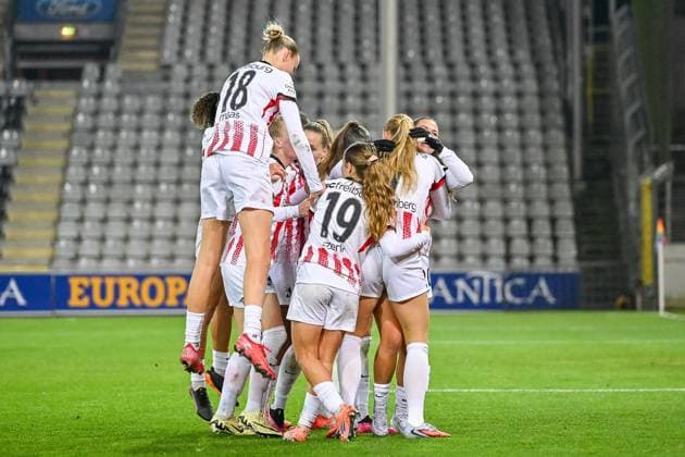 Jubel zum Tor zum 1:1 durch Tessa Blumenberg (SC Freiburg Frauen, 07) GER, SC Freiburg - Bayer 04 Leverkuse, Frauen-Fussball, Google Pixel Frauen-Bundesliga, 10. Spieltag, Saison 2025 2026, 10.11.2025 DFB REGULATIONS PROHIBIT ANY USE OF PHOTOGRAPHS AS IMAGE SEQUENCES AND OR QUASI-VIDEO GER, SC Freiburg - Bayer 04 Leverkuse, Frauen-Fussball, Google Pixel Frauen-Bundesliga, 10. Spieltag, Saison 2025 2026, 10.11.2025 Freiburg Copyright: xEibner-Pressefoto ThomasxHessx EP_THS