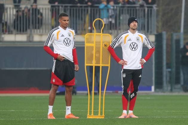 10.11.2025, xgox, Fussball - Deutsche Nationalmannschaft Öffentliches Training emspor, v.l. Malick Thiaw (Deutschland, ), Waldemar Anton (Deutschland, ) (DFL DFB REGULATIONS PROHIBIT ANY USE OF PHOTOGRAPHS as IMAGE SEQUENCES and or QUASI-VIDEO) Wolfsburg