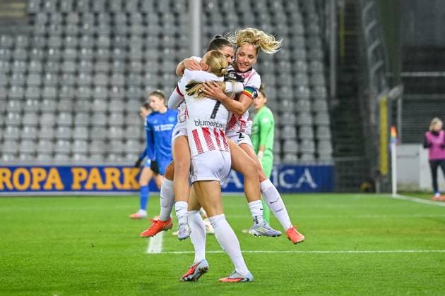 Jubel zum Tor zum 1:1 durch Tessa Blumenberg (SC Freiburg Frauen, 07) mit Lisa Karl (SC Freiburg Frauen, 02), Leela Egli (SC Freiburg Frauen, 20) GER, SC Freiburg - Bayer 04 Leverkuse, Frauen-Fussball, Google Pixel Frauen-Bundesliga, 10. Spieltag, Saison 2025 2026, 10.11.2025 DFB REGULATIONS PROHIBIT ANY USE OF PHOTOGRAPHS AS IMAGE SEQUENCES AND OR QUASI-VIDEO GER, SC Freiburg - Bayer 04 Leverkuse, Frauen-Fussball, Google Pixel Frauen-Bundesliga, 10. Spieltag, Saison 2025 2026, 10.11.2025 Freiburg Copyright: xEibner-Pressefoto ThomasxHessx EP_THS