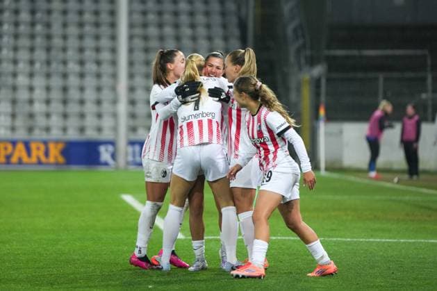Google Pixel Frauen-Bundesliga: SC Freiburg vs. Bayer 04 Leverkusen, 10.11.2025 Torjubel Tessa Blumenberg (SC Freiburg, 7) zum 1:1 Google Pixel Frauen-Bundesliga: SC Freiburg vs. Bayer 04 Leverkusen, Dreisamstadion, 10.11.2025 DFB DFL REGULATIONS PROHIBIT ANY USE OF PHOTOGRAPHS AS IMAGE SEQUENCES AND OR QUASI-VIDEO. Copyright: xBEAUTIFULxSPORTS Boscox
