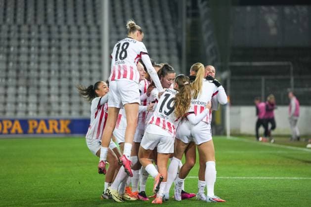 Google Pixel Frauen-Bundesliga: SC Freiburg vs. Bayer 04 Leverkusen, 10.11.2025 Torjubel Tessa Blumenberg (SC Freiburg, 7) zum 1:1 Google Pixel Frauen-Bundesliga: SC Freiburg vs. Bayer 04 Leverkusen, Dreisamstadion, 10.11.2025 DFB DFL REGULATIONS PROHIBIT ANY USE OF PHOTOGRAPHS AS IMAGE SEQUENCES AND OR QUASI-VIDEO. Copyright: xBEAUTIFULxSPORTS Boscox