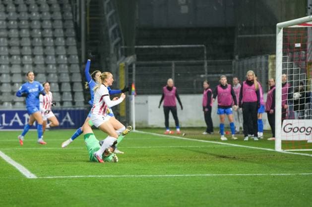 Google Pixel Frauen-Bundesliga: SC Freiburg vs. Bayer 04 Leverkusen, 10.11.2025 Tessa Blumenberg (SC Freiburg, 7) mit ihrem Tor zum 1:1 Google Pixel Frauen-Bundesliga: SC Freiburg vs. Bayer 04 Leverkusen, Dreisamstadion, 10.11.2025 DFB DFL REGULATIONS PROHIBIT ANY USE OF PHOTOGRAPHS AS IMAGE SEQUENCES AND OR QUASI-VIDEO. Copyright: xBEAUTIFULxSPORTS Boscox