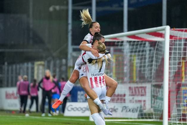 Lisa Karl (SC Freiburg, 02), Leela Egli (SC Freiburg, 20), Tessa Blumenberg (SC Freiburg, 07) Torjubel, Emotionen, Jubel, Torerfolg, Abschluss, Treffer , Deutschland, Fussball, GooglePixel Frauen-Bundesliga, 10.Spieltag, 2025 2026, SC Freiburg vs. Bayer 04 Leverkusen, 10.11.2025, Dreisamstadion, Freiburg, Deutschland DFB REGULATIONS PROHIBIT ANY USE OF PHOTOGRAPHS AS IMAGE SEQUENCES AND OR QUASI-VIDEO. Freiburg Dreisamstadion Baden-Wuerttemberg Deutschland Copyright: xArnexAmbergx