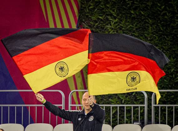 Fussball FIFA U17, U 17 U 17 Weltmeisterschaft Katar 2025 - El Salvador vs Deutschland - Gruppe G Spiel 61: Deutscher Fan, Fahne Copyright: xRedhaxHosnixSegganix
