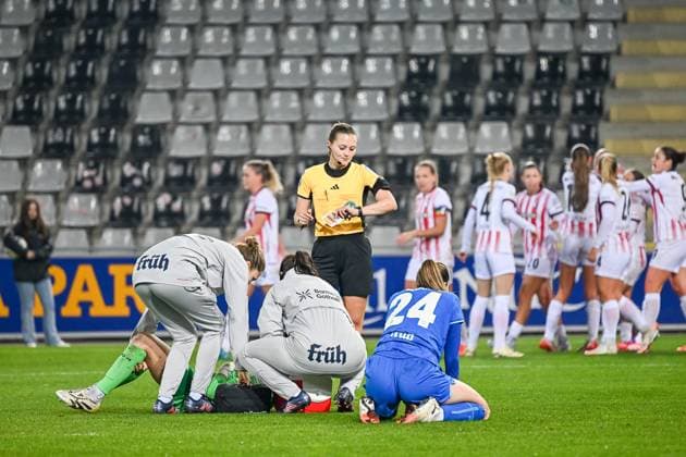Charlotte Voll (Bayer 04 Leverkusen, 01) muss behandelt werden, Verletzung mit Selina Menzel (Schiedsrichterin), Lilla Turanyi (Bayer 04 Leverkusen, 24) GER, SC Freiburg - Bayer 04 Leverkuse, Frauen-Fussball, Google Pixel Frauen-Bundesliga, 10. Spieltag, Saison 2025 2026, 10.11.2025 DFB REGULATIONS PROHIBIT ANY USE OF PHOTOGRAPHS AS IMAGE SEQUENCES AND OR QUASI-VIDEO GER, SC Freiburg - Bayer 04 Leverkuse, Frauen-Fussball, Google Pixel Frauen-Bundesliga, 10. Spieltag, Saison 2025 2026, 10.11.2025 Freiburg Copyright: xEibner-Pressefoto ThomasxHessx EP_THS