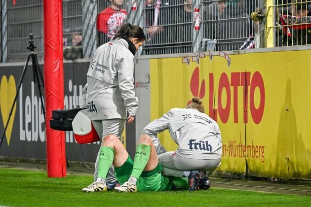 Charlotte Voll (Bayer 04 Leverkusen, 01) muss behandelt werden, Verletzung GER, SC Freiburg - Bayer 04 Leverkuse, Frauen-Fussball, Google Pixel Frauen-Bundesliga, 10. Spieltag, Saison 2025 2026, 10.11.2025 DFB REGULATIONS PROHIBIT ANY USE OF PHOTOGRAPHS AS IMAGE SEQUENCES AND OR QUASI-VIDEO GER, SC Freiburg - Bayer 04 Leverkuse, Frauen-Fussball, Google Pixel Frauen-Bundesliga, 10. Spieltag, Saison 2025 2026, 10.11.2025 Freiburg Copyright: xEibner-Pressefoto ThomasxHessx EP_THS