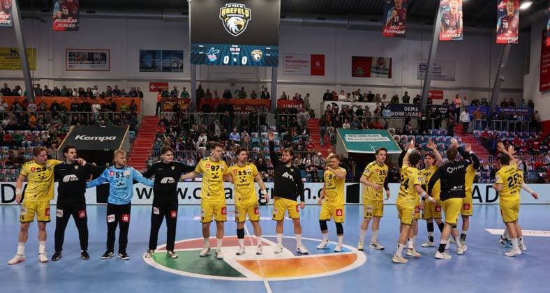 GER HBL2 Saison 2025 2026 VfL Potsdam vs HSG Krefeld Niederrhein, 10.11.25, MBS Arena, Potsdam Begrüßung, Einlaufzeremonie, Team HSG Krefeld-Niederhein
