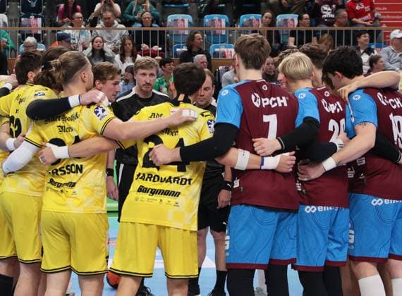 GER HBL2 Saison 2025 2026 VfL Potsdam vs HSG Krefeld Niederrhein, 10.11.25, MBS Arena, Potsdam Begrüßung, beide Team, Mittelkreis, Schiedsrichter