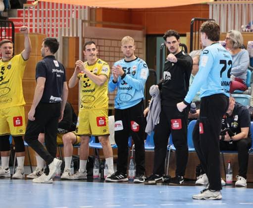 GER HBL2 Saison 2025 2026 VfL Potsdam vs HSG Krefeld Niederrhein, 10.11.25, MBS Arena, Potsdam Jubel auf der Reservebank für die erfolgreiche Parade von Anel DURMIC (HSG Krefeld-Niederrhein 72)
