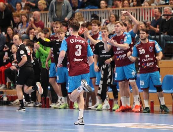GER HBL2 Saison 2025 2026 VfL Potsdam vs HSG Krefeld Niederrhein, 10.11.25, MBS Arena, Potsdam Jubel auf der Reservebank nach Torerfolg durch Marvin SIEMER (1.VfL Potsdam 3)