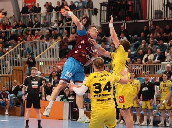 GER HBL2 Saison 2025 2026 VfL Potsdam vs HSG Krefeld Niederrhein, 10.11.25, MBS Arena, Potsdam Marco MENGON (1.VfL Potsdam 30), Jörn PERSSON (HSG Krefeld-Niederrhein 34), Niklas INGENPASS (HSG Krefeld-Niederrhein 55)
