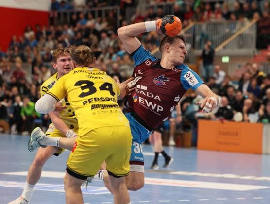 GER HBL2 Saison 2025 2026 VfL Potsdam vs HSG Krefeld Niederrhein, 10.11.25, MBS Arena, Potsdam Jörn PERSSON (HSG Krefeld-Niederrhein 34), Marco MENGON (1.VfL Potsdam 30)