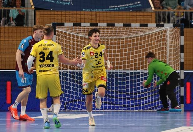 GER HBL2 Saison 2025 2026 VfL Potsdam vs HSG Krefeld Niederrhein, 10.11.25, MBS Arena, Potsdam Abklatschen nach Torerfolg, Jörn PERSSON (HSG Krefeld-Niederrhein 34), Cedric MARQUART (HSG Krefeld-Niederrhein 24)