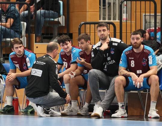 GER HBL2 Saison 2025 2026 VfL Potsdam vs HSG Krefeld Niederrhein, 10.11.25, MBS Arena, Potsdam Emir KURTAGIC (1.VfL Potsdam_Trainer) im Dialog mit Davide BULZAMINI (1.VfL Potsdam 8)