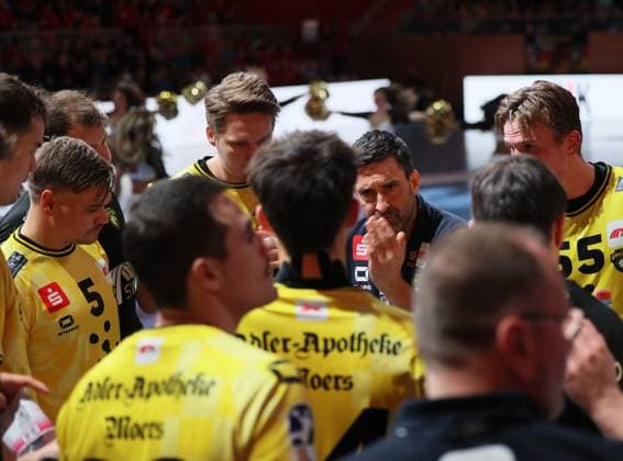 GER HBL2 Saison 2025 2026 VfL Potsdam vs HSG Krefeld Niederrhein, 10.11.25, MBS Arena, Potsdam Timeout Team HSG Krefeld-Niederhrein, Ansprache Mark SCHMETZ (HSG Krefeld-Niederrhein_Trainer), Coaching