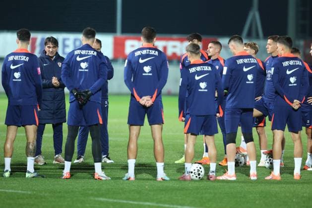Croatia training session: FIFA World Cup, WM, Weltmeisterschaft, Fussball 2026 Qualifiers Head Coach of Croatia Zlatko Dalic speaks with players during the training session at HNK Rijeka Stadium in Rijeka, Croatia, on November 10, 2025.  NelxPavletic PIXSELL