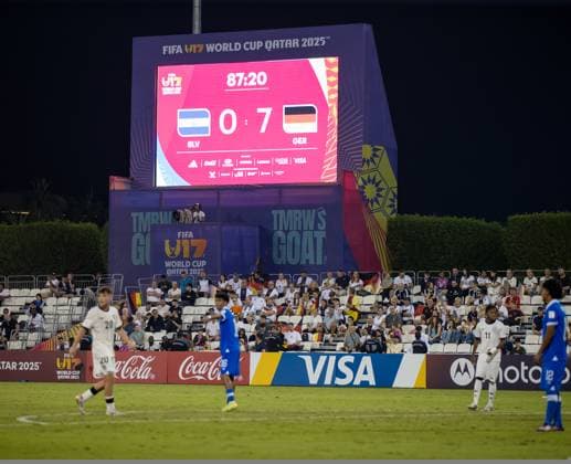 Fussball FIFA U17, U 17 U 17 Weltmeisterschaft Katar 2025 - El Salvador vs Deutschland - Gruppe G Spiel 61: Spielstand, Endergebnis, Anzeigetafel, Tribüne, Zuschauer Copyright: xRedhaxHosnixSegganix