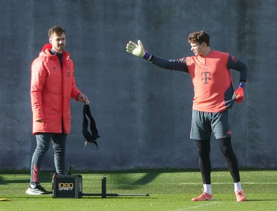 10.11.2025, FC Bayern Training, Trainingsgelaende Saebenerstrasse Muenchen, Fussball , im Bild: Jonas Urbig (FC Bayern Muenchen)