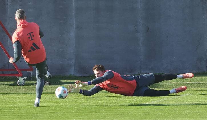 10.11.2025, FC Bayern Training, Trainingsgelaende Saebenerstrasse Muenchen, Fussball , im Bild: Jonas Urbig (FC Bayern Muenchen)