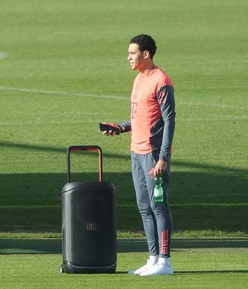 10.11.2025, FC Bayern Training, Trainingsgelaende Saebenerstrasse Muenchen, Fussball , im Bild: Jamal Musiala (FC Bayern Muenchen) mit Musik Box