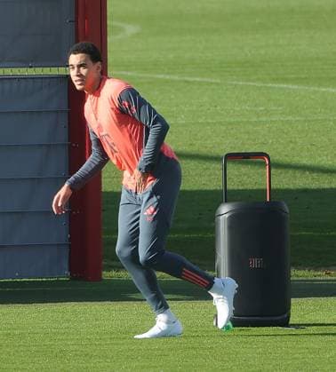10.11.2025, FC Bayern Training, Trainingsgelaende Saebenerstrasse Muenchen, Fussball , im Bild: Jamal Musiala (FC Bayern Muenchen) mit Musik Box