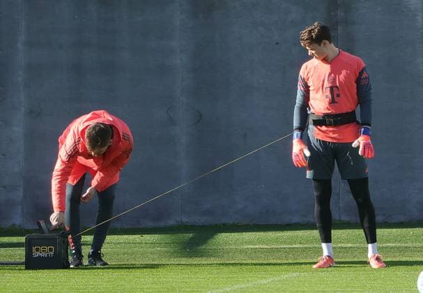 10.11.2025, FC Bayern Training, Trainingsgelaende Saebenerstrasse Muenchen, Fussball , im Bild: Jonas Urbig (FC Bayern Muenchen) mit neues Arbeitsgeraet