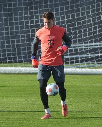 10.11.2025, FC Bayern Training, Trainingsgelaende Saebenerstrasse Muenchen, Fussball , im Bild: Jonas Urbig (FC Bayern Muenchen)