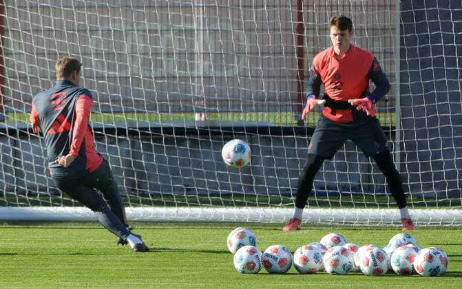 10.11.2025, FC Bayern Training, Trainingsgelaende Saebenerstrasse Muenchen, Fussball , im Bild: Michael Rechner (FC Bayern Muenchen) und Jonas Urbig (FC Bayern Muenchen)