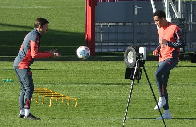 10.11.2025, FC Bayern Training, Trainingsgelaende Saebenerstrasse Muenchen, Fussball , im Bild: Simon Martinello (FC Bayern Muenchen) und Jamal Musiala (FC Bayern Muenchen)