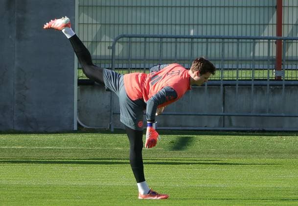 10.11.2025, FC Bayern Training, Trainingsgelaende Saebenerstrasse Muenchen, Fussball , im Bild: Jonas Urbig (FC Bayern Muenchen)