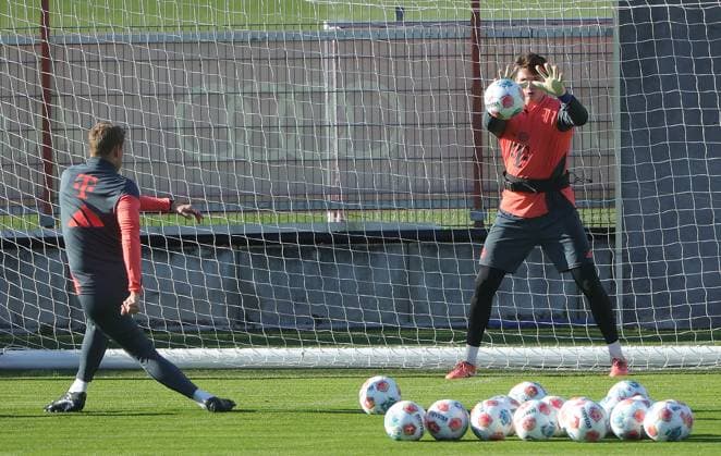 10.11.2025, FC Bayern Training, Trainingsgelaende Saebenerstrasse Muenchen, Fussball , im Bild: Michael Rechner (FC Bayern Muenchen) und Jonas Urbig (FC Bayern Muenchen)