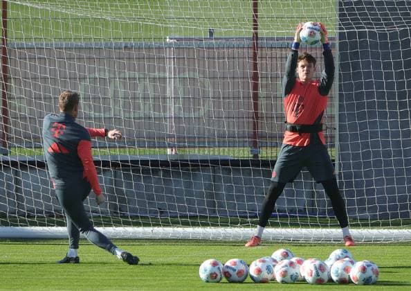 10.11.2025, FC Bayern Training, Trainingsgelaende Saebenerstrasse Muenchen, Fussball , im Bild: Michael Rechner (FC Bayern Muenchen) und Jonas Urbig (FC Bayern Muenchen)