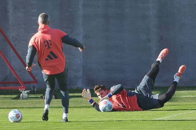 10.11.2025, FC Bayern Training, Trainingsgelaende Saebenerstrasse Muenchen, Fussball , im Bild: Jonas Urbig (FC Bayern Muenchen)