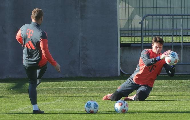 10.11.2025, FC Bayern Training, Trainingsgelaende Saebenerstrasse Muenchen, Fussball , im Bild: Michael Rechner (FC Bayern Muenchen) und Jonas Urbig (FC Bayern Muenchen)