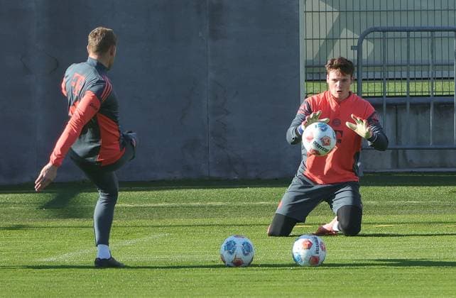 10.11.2025, FC Bayern Training, Trainingsgelaende Saebenerstrasse Muenchen, Fussball , im Bild: Michael Rechner (FC Bayern Muenchen) und Jonas Urbig (FC Bayern Muenchen)
