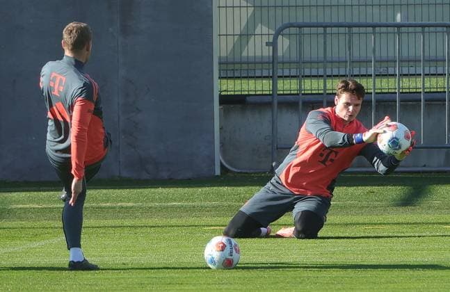 10.11.2025, FC Bayern Training, Trainingsgelaende Saebenerstrasse Muenchen, Fussball , im Bild: Michael Rechner (FC Bayern Muenchen) und Jonas Urbig (FC Bayern Muenchen)