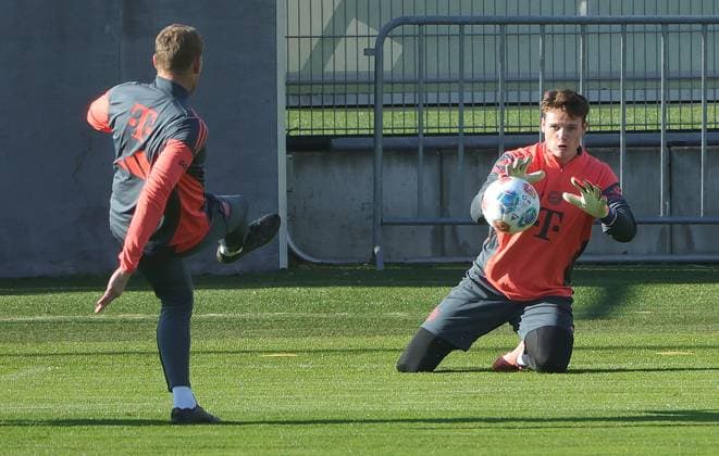 10.11.2025, FC Bayern Training, Trainingsgelaende Saebenerstrasse Muenchen, Fussball , im Bild: Michael Rechner (FC Bayern Muenchen) und Jonas Urbig (FC Bayern Muenchen)