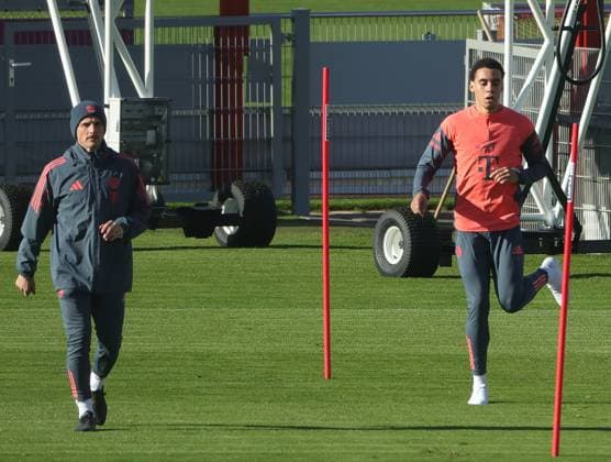 10.11.2025, FC Bayern Training, Trainingsgelaende Saebenerstrasse Muenchen, Fussball , im Bild: Simon Martinello (FC Bayern Muenchen) und Jamal Musiala (FC Bayern Muenchen)