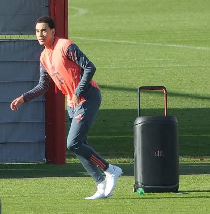 10.11.2025, FC Bayern Training, Trainingsgelaende Saebenerstrasse Muenchen, Fussball , im Bild: Jamal Musiala (FC Bayern Muenchen) und Musik Box