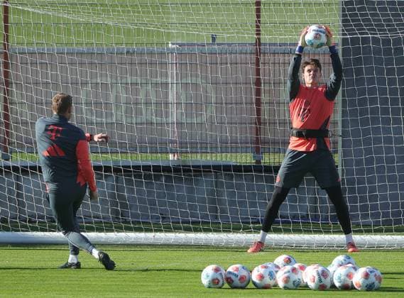 10.11.2025, FC Bayern Training, Trainingsgelaende Saebenerstrasse Muenchen, Fussball , im Bild: Michael Rechner (FC Bayern Muenchen) und Jonas Urbig (FC Bayern Muenchen)