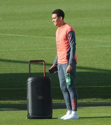 10.11.2025, FC Bayern Training, Trainingsgelaende Saebenerstrasse Muenchen, Fussball , im Bild: Jamal Musiala (FC Bayern Muenchen) und Musik Box