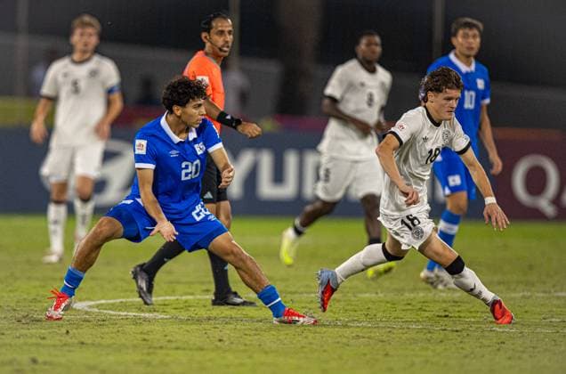Fussball FIFA U17, U 17 U 17 Weltmeisterschaft Katar 2025 - El Salvador vs Deutschland - Gruppe G Spiel 61: Benno Kaltefleiter (Deutschland, 16) Adonis CAMPOS (El Salvador, 20) Copyright: xRedhaxHosnixSegganix